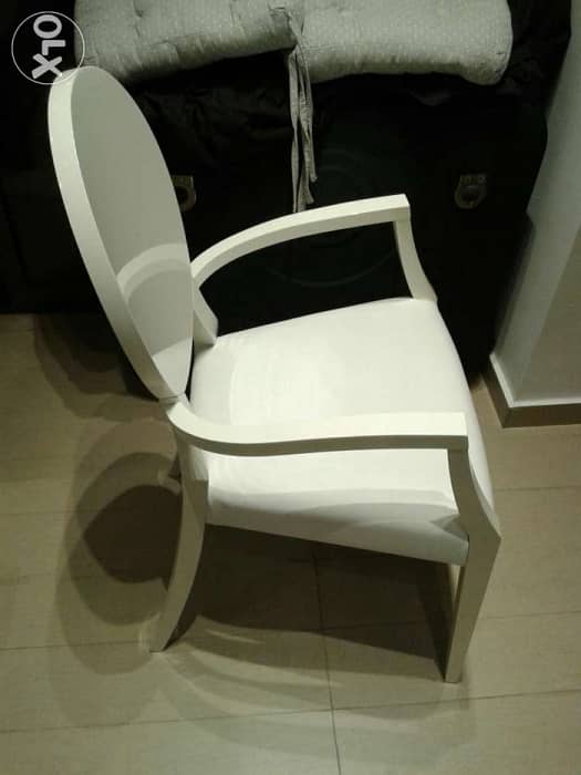 كرسي جديدة ابيض لميع مع قعدة جلد Brand new glossy white chair 3