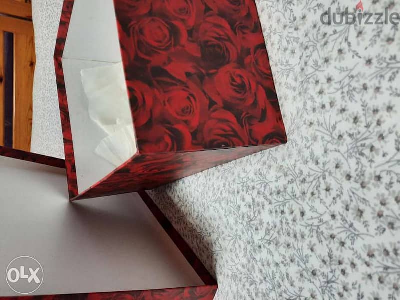 Gift box red flowers. علبة للهدية 3