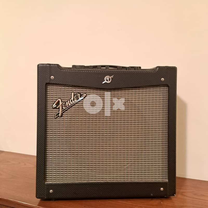 Fender Mustang 2 electric guitar Amp 1