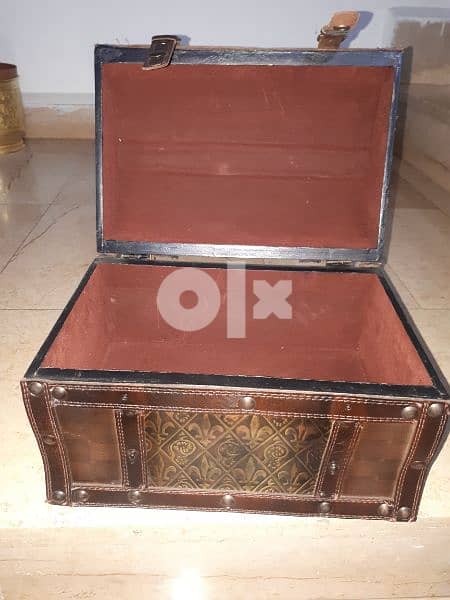 leather box in very good condition 0