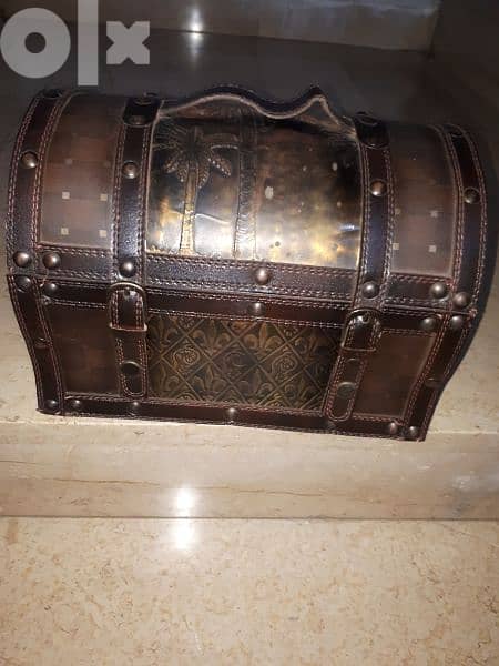 leather box in very good condition 1