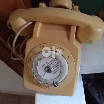 Old coloured telephone for saleتلفونات ملونة قديمة للبيع 1