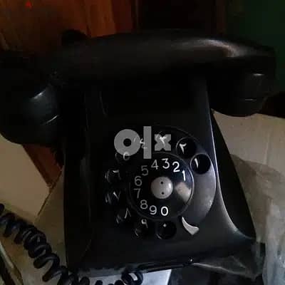 Old coloured telephone for saleتلفونات ملونة قديمة للبيع 2