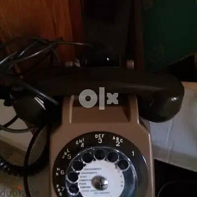 Old coloured telephone for saleتلفونات ملونة قديمة للبيع 3