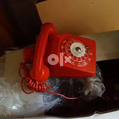 Old coloured telephone for saleتلفونات ملونة قديمة للبيع 4