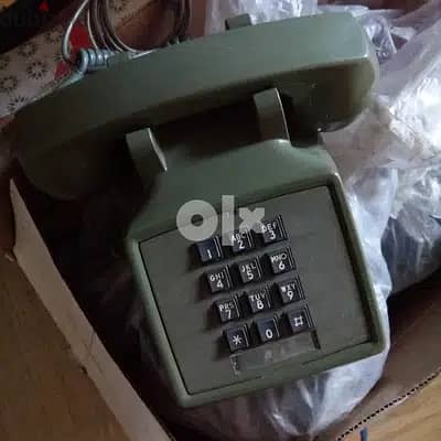 Old coloured telephone for saleتلفونات ملونة قديمة للبيع 6