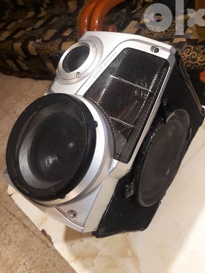 A single passive pioneer 4 - way speaker 4 - 8 ohms 200Wmax. still new