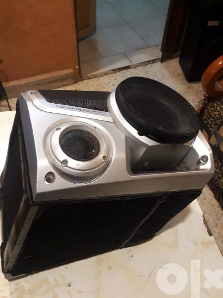 A single passive pioneer 4 - way speaker 4 - 8 ohms 200Wmax. still new 2