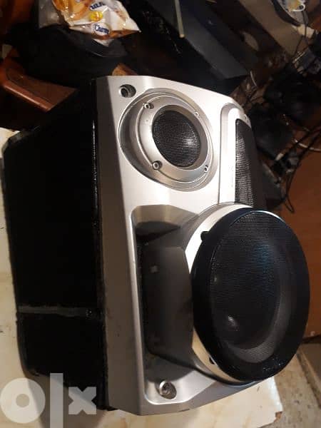 A single passive pioneer 4 - way speaker 4 - 8 ohms 200Wmax. still new 3