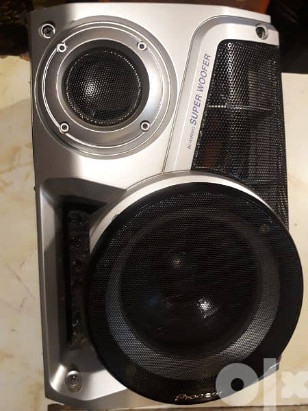 A single passive pioneer 4 - way speaker 4 - 8 ohms 200Wmax. still new 4