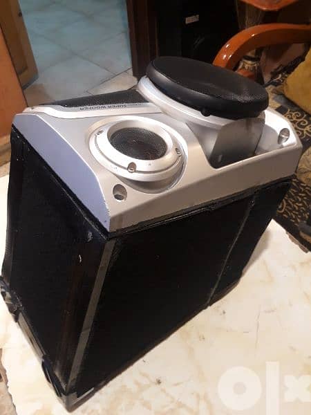 A single passive pioneer 4 - way speaker 4 - 8 ohms 200Wmax. still new 8