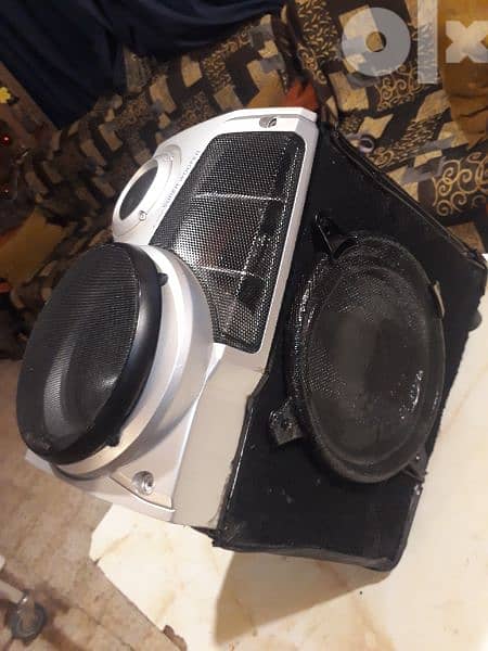 A single passive pioneer 4 - way speaker 4 - 8 ohms 200Wmax. still new 11