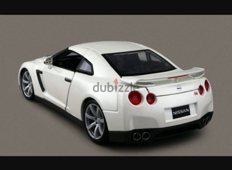 Nissan GT-R (2009) diecast car model 1;18. 2