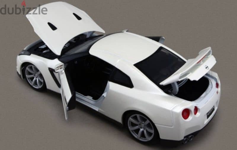 Nissan GT-R (2009) diecast car model 1;18. 3