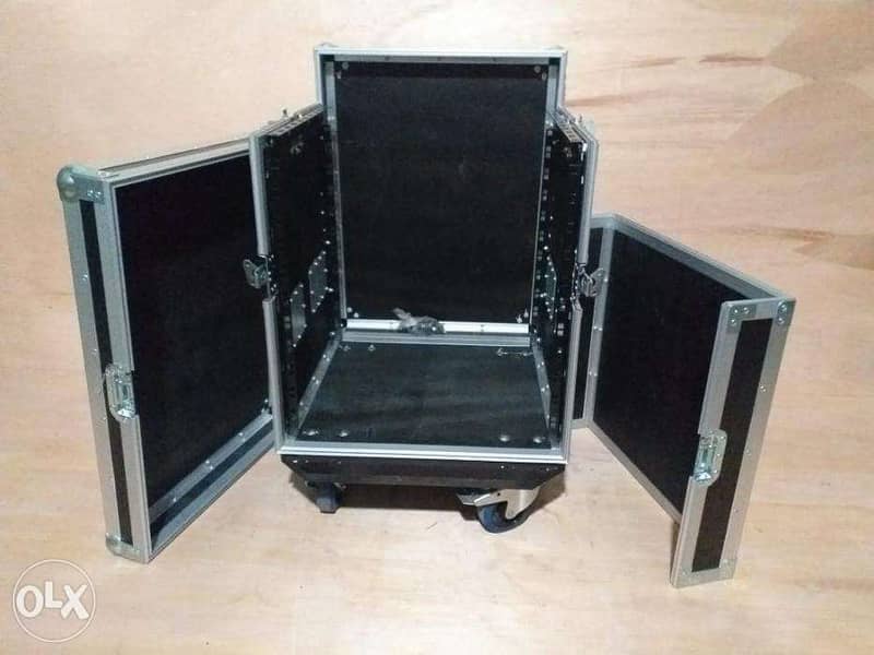 Flight case triple door with 11 units of free space with castors 3