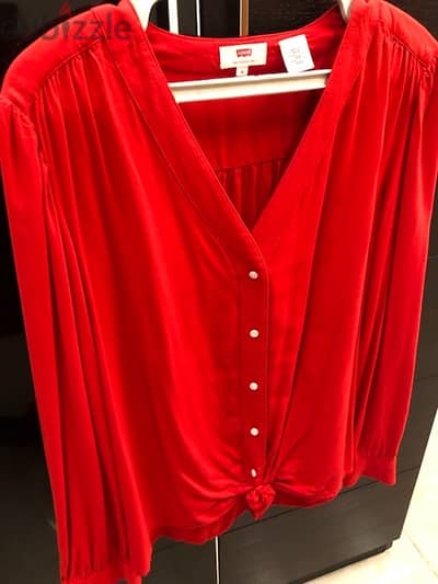 chemise levis, red color used once