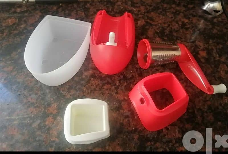 Tupperware items 6