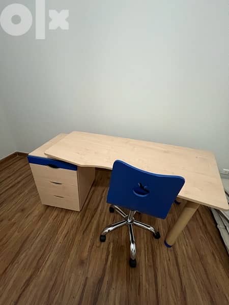 Study/work desk with matching drawer set and revolving chair 0