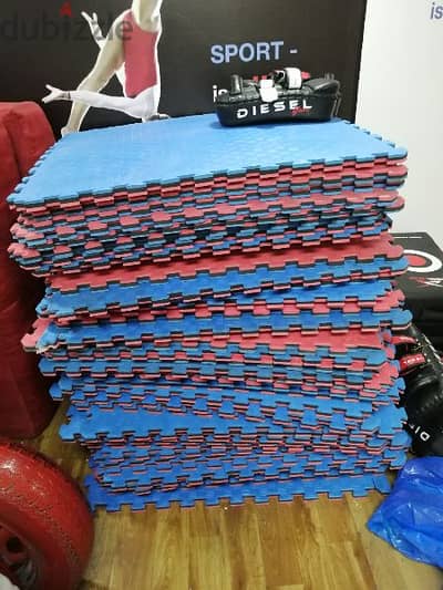 like new puzzle mats 1m x 1m x 3cm red and blue 81701084