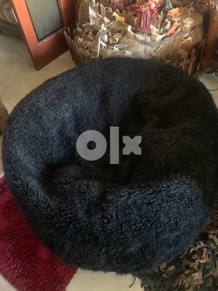 fur puff ball بوف فارو ناعم اسود جديدة خرج صالون قياس ١. ٥*١. ٥كبيرة 1