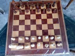 طاولة شطرنج من خشب الجوز مع حجار كاملة