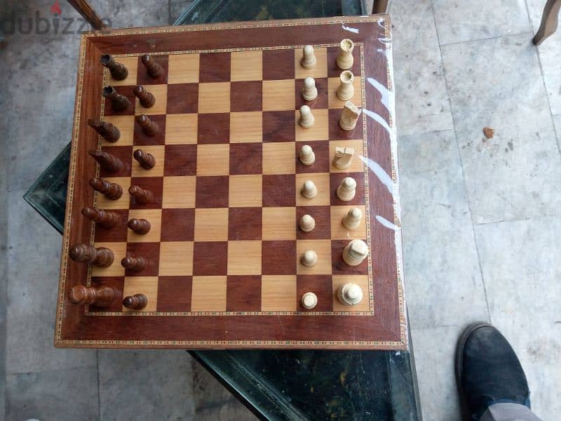 طاولة شطرنج من خشب الجوز مع حجار كاملة 1