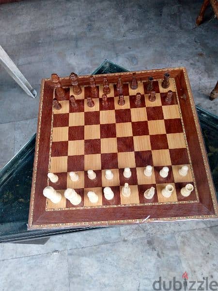 طاولة شطرنج من خشب الجوز مع حجار كاملة 2