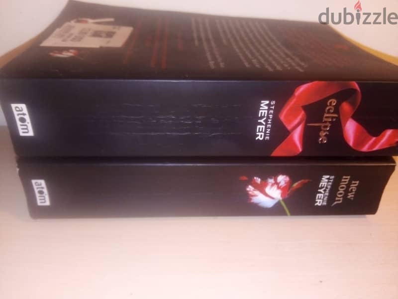 two books from the twilight saga"new moon" & eclipse by stephenie meye 2