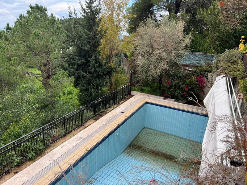 L11180 - A 600 Sqm Apartment for Sale in Adma with a Garden and a Pool 9
