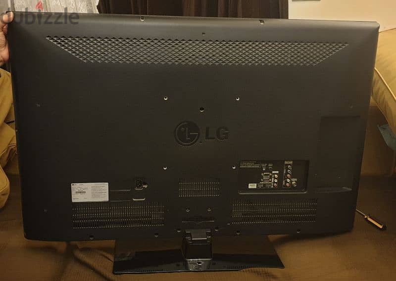 LG 42'' (106cm) Full HD LCD TV 1