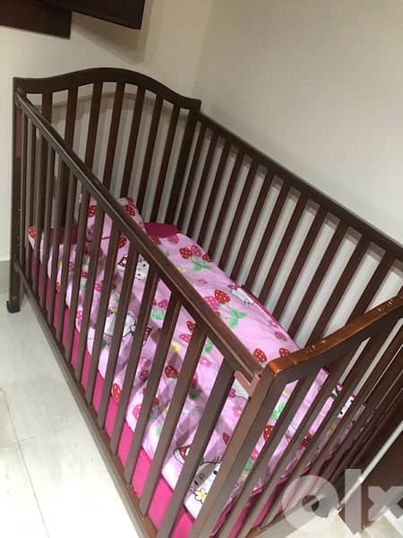 A wooden crib can be used till 5 years old, used only 1 month 1