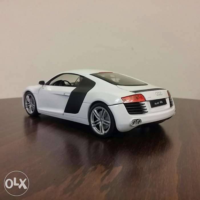 Audi R8 diecast car model 1:24 3