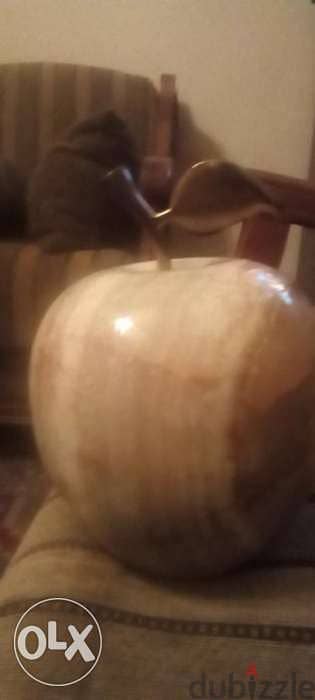 Apple shaped hajar rkham w nhas toul 15cm. تحفة رخام ونحاس شكل تفاحة 1