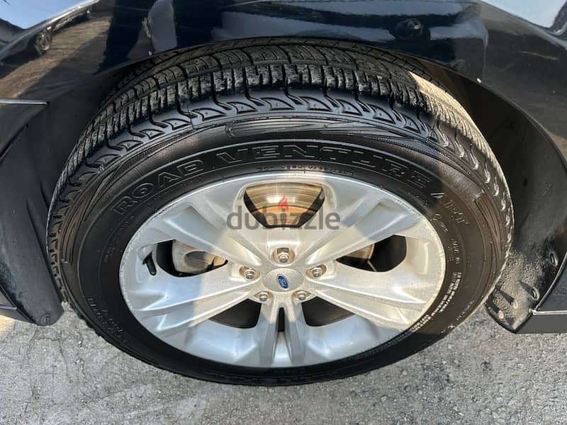 Ford  toures 2018 like new very clean new tires 17