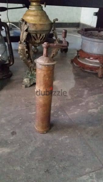 antique cofee grinder {نحاس