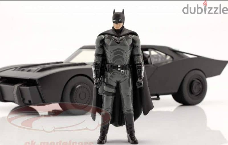Batmobile with Batman Figure ( Batman 2022) diecast car model 1;18. 5