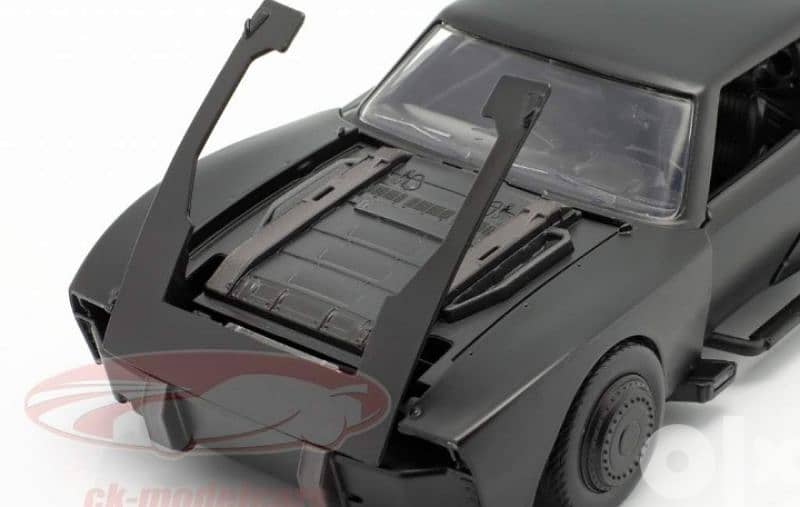 Batman 2022 Batmobile with figure, diecast car model 1:24. 5