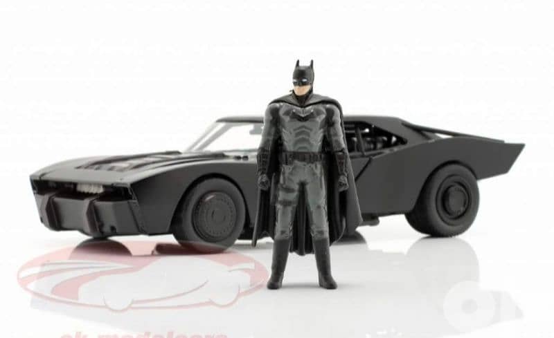 Batman 2022 Batmobile with figure, diecast car model 1:24. 6