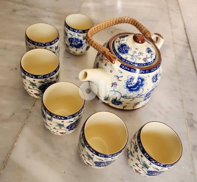 Exquisite Chinese tea pot and mugs 1