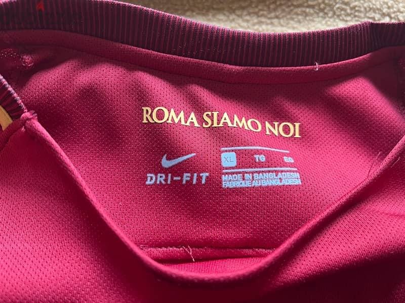 final kit of TOTTI roma with signature jersey 4