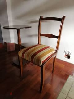عرض خاص كرسي خشب جوز عدد ٢ مع طاولة مدورة 0