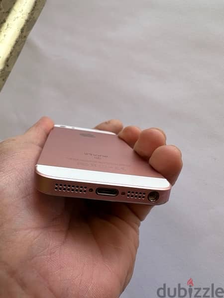 iPhone SE in super mint condition 2