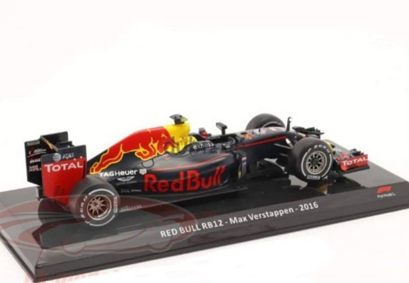 Max Verstappen Red Bull RB12 (2016) diecast car model 1:24. 4