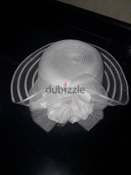 chapeaux rose ou blanc 100,000 LL 0