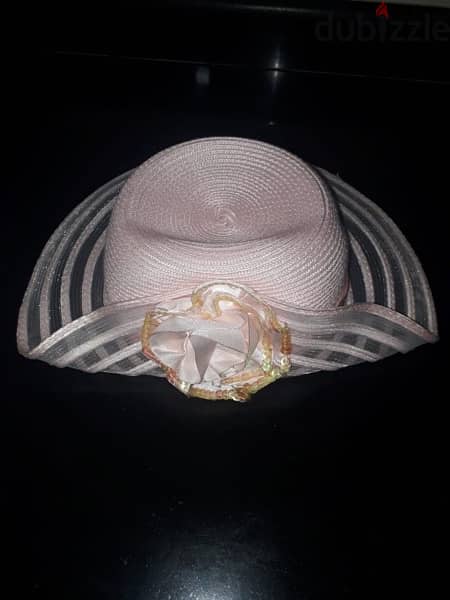 chapeaux rose ou blanc 100,000 LL 1