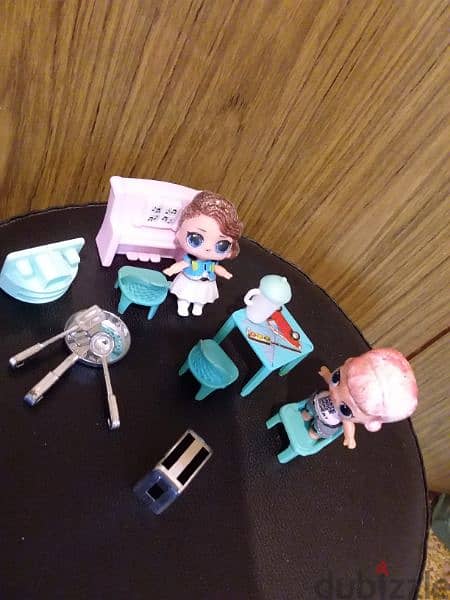 2 LOL MGA weared dolls+small table+3 chairs+piano+toaster+pot spoon=25 1
