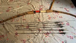 hand made bow with 5 aluminum arrows