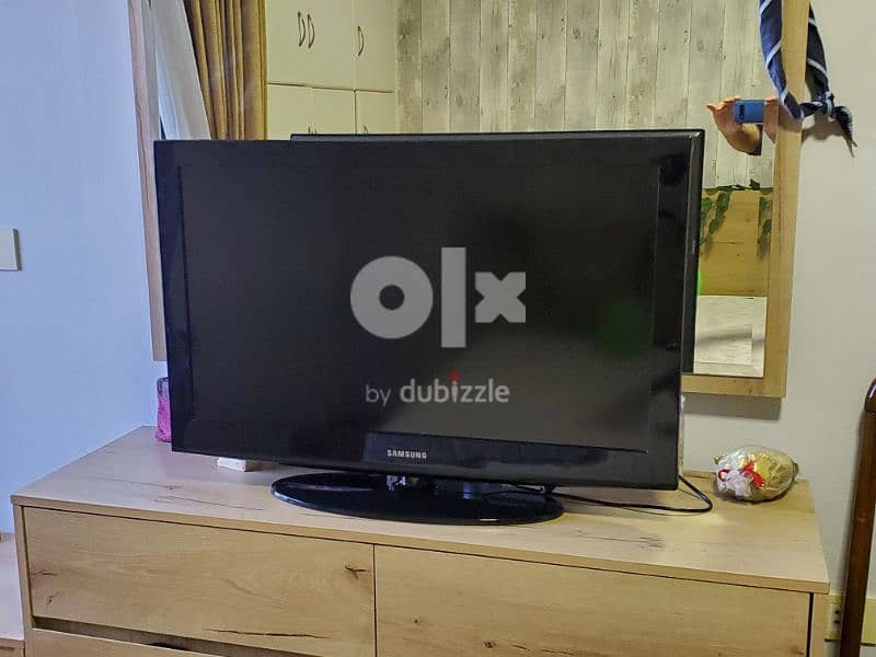 Samsung TV 32 inch LCD in acceptable condition 0