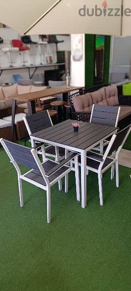 طاولة قلفنايزمع اربع كراسي.    Table with 4chairs