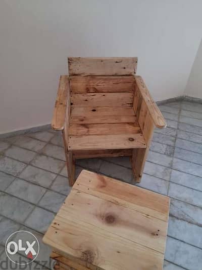 كرسي خشب مع طاولة صندوق wood pallets chair and box table